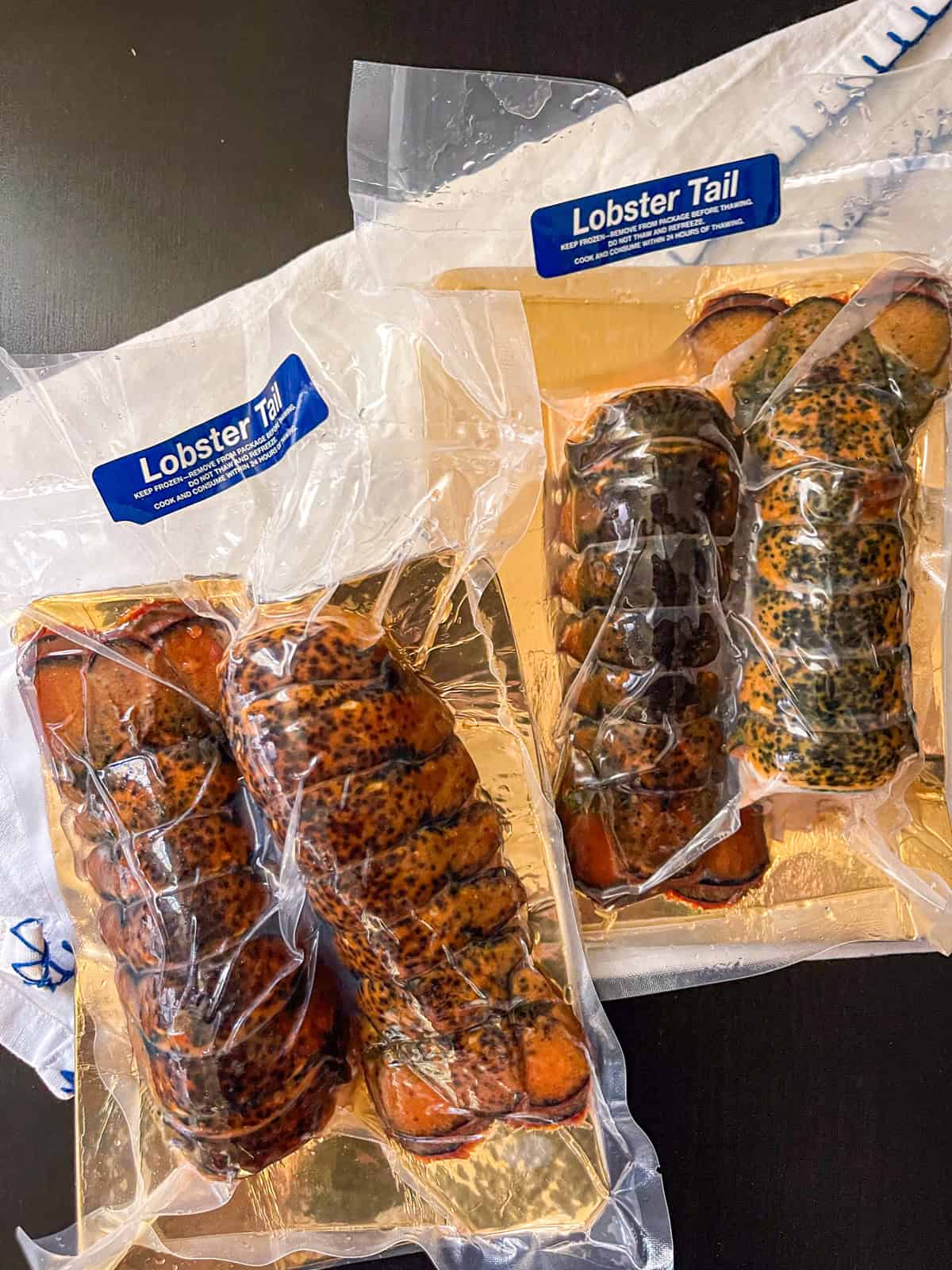 Queues de homard en paquet.
