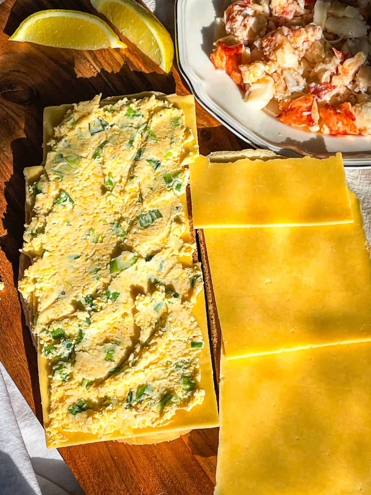 Mélange de fromage et aussi du gouda disposés sur deux pains au levain.