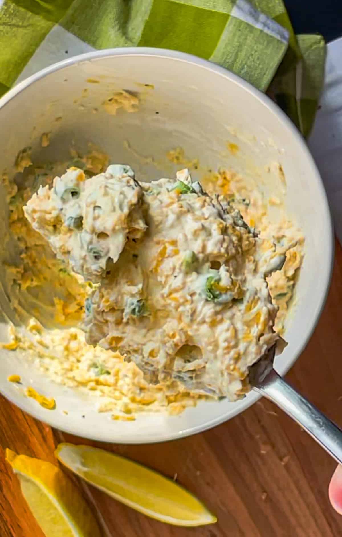 Mélanger le macaroni au fromage dans un bol.