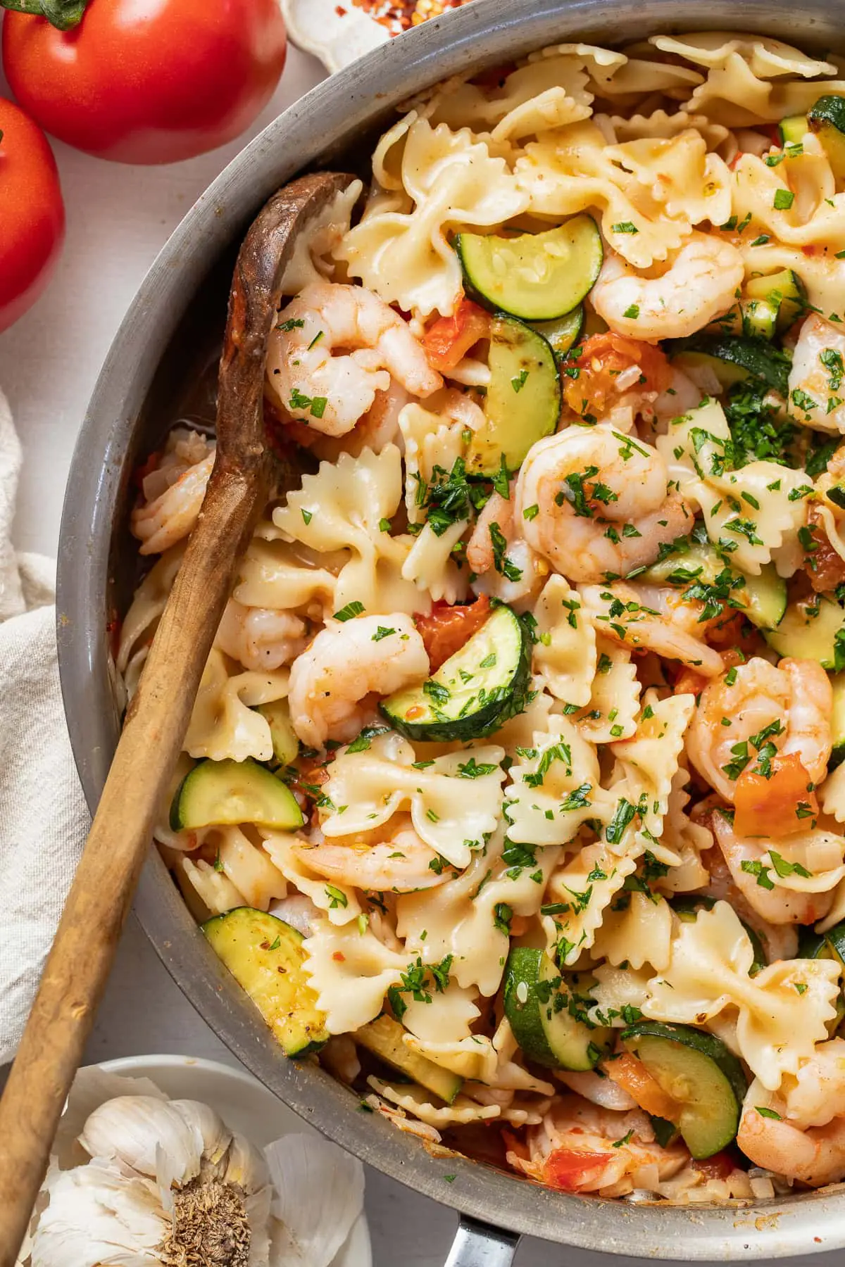 Pâtes aux crevettes, courgettes et tomates fraîches