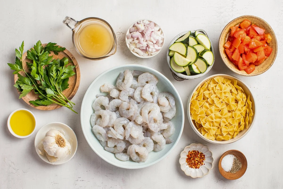Ingrédients des pâtes aux crevettes et courgettes