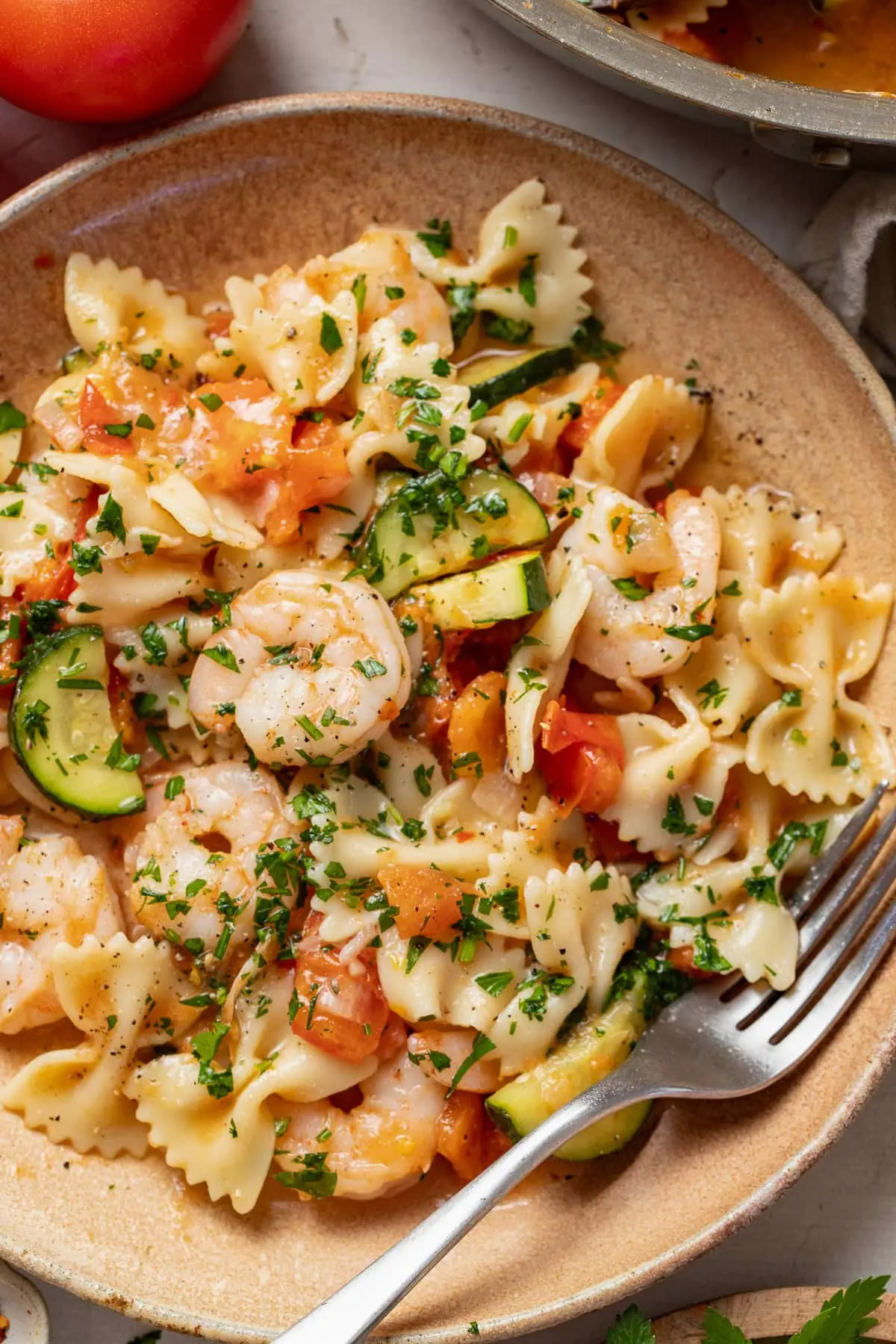 Assiette de pâtes aux crevettes et courgettes