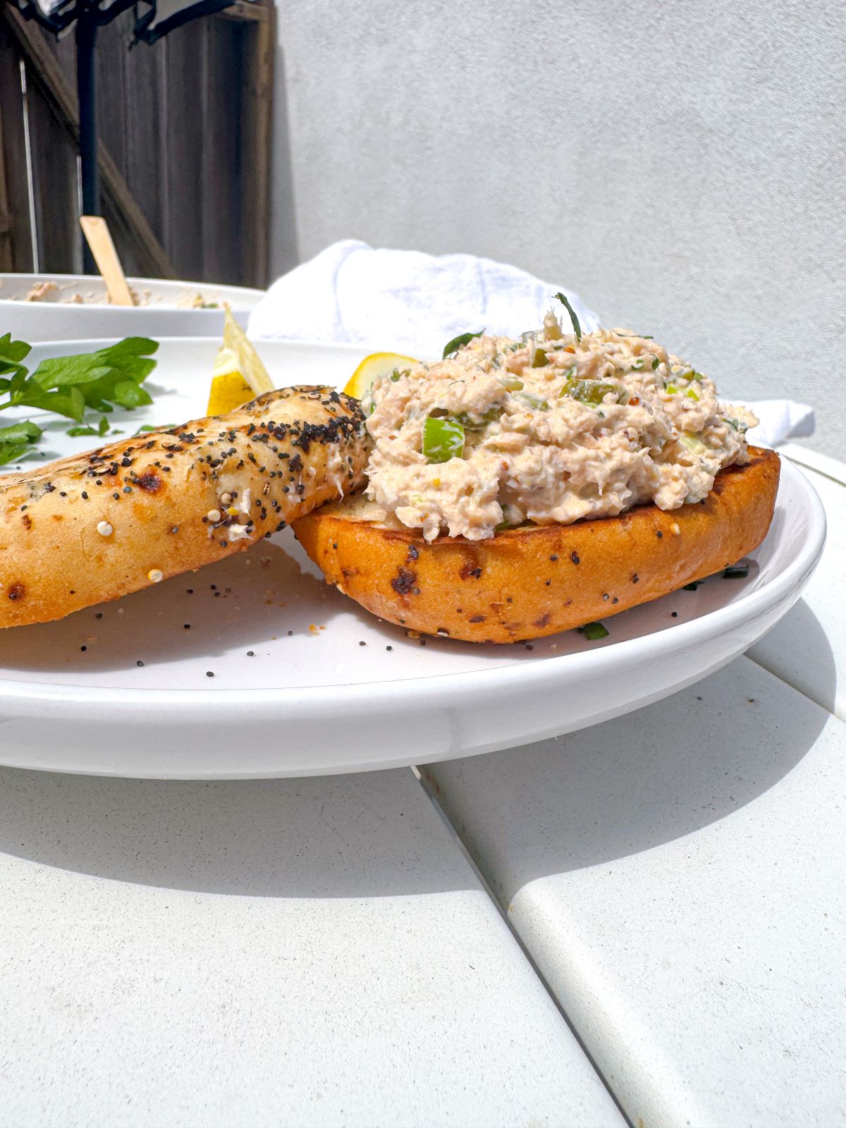 recette de salade de saumon en conserve sur un bagel grillé sur un endroit blanc