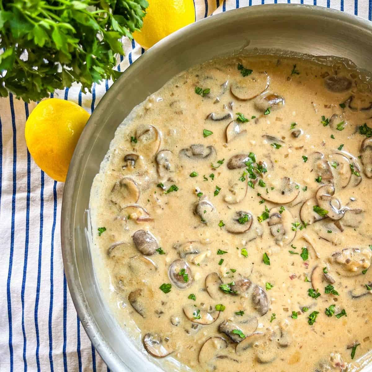 Sauce Marsala (Sauce crémeuse au vin Marsala et aux champignons)