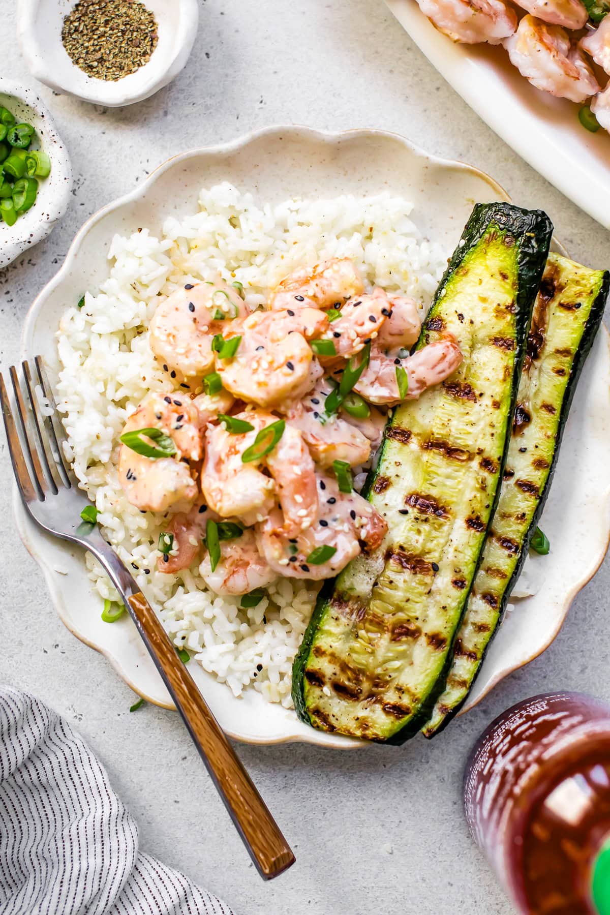 Crevettes Bang Bang avec riz et courgettes grillées