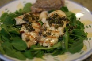 Poisson poêlé, sauce citron-câpres et roquette