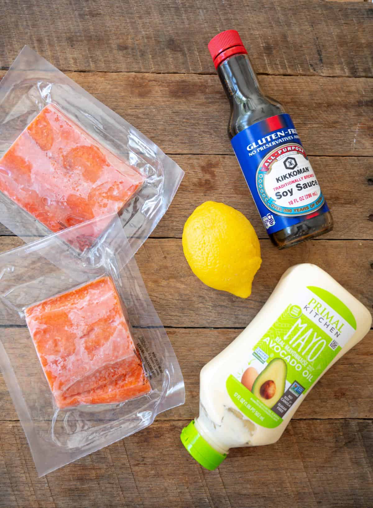Ingrédients pour la recette de saumon congelé dans une friteuse à air Il y a des filets de saumon surgelés mayonnaise au citron et sauce soja