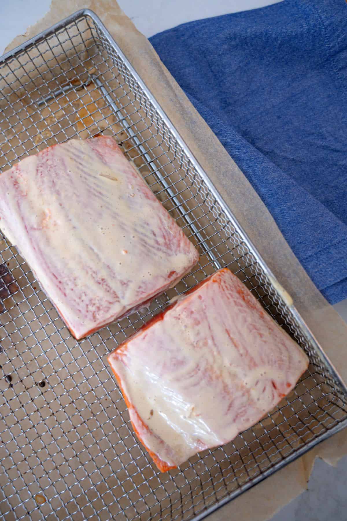 saumon congelé dans un panier de friteuse avec sauce