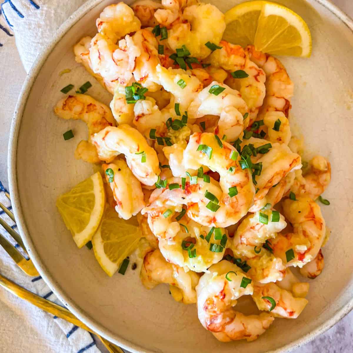 Crevettes surgelées dans une friteuse à air