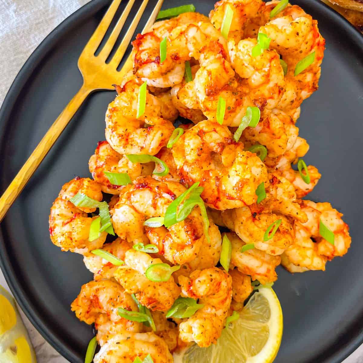 Crevettes dans une friteuse à air