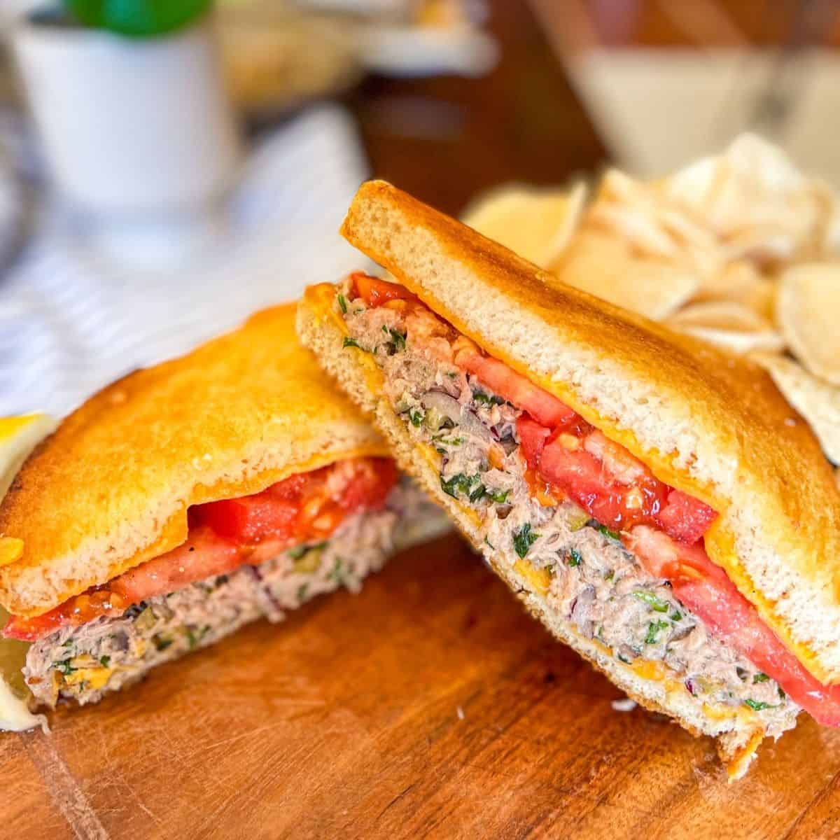 Fondant de thon à la friteuse avec salade de thon méditerranéenne