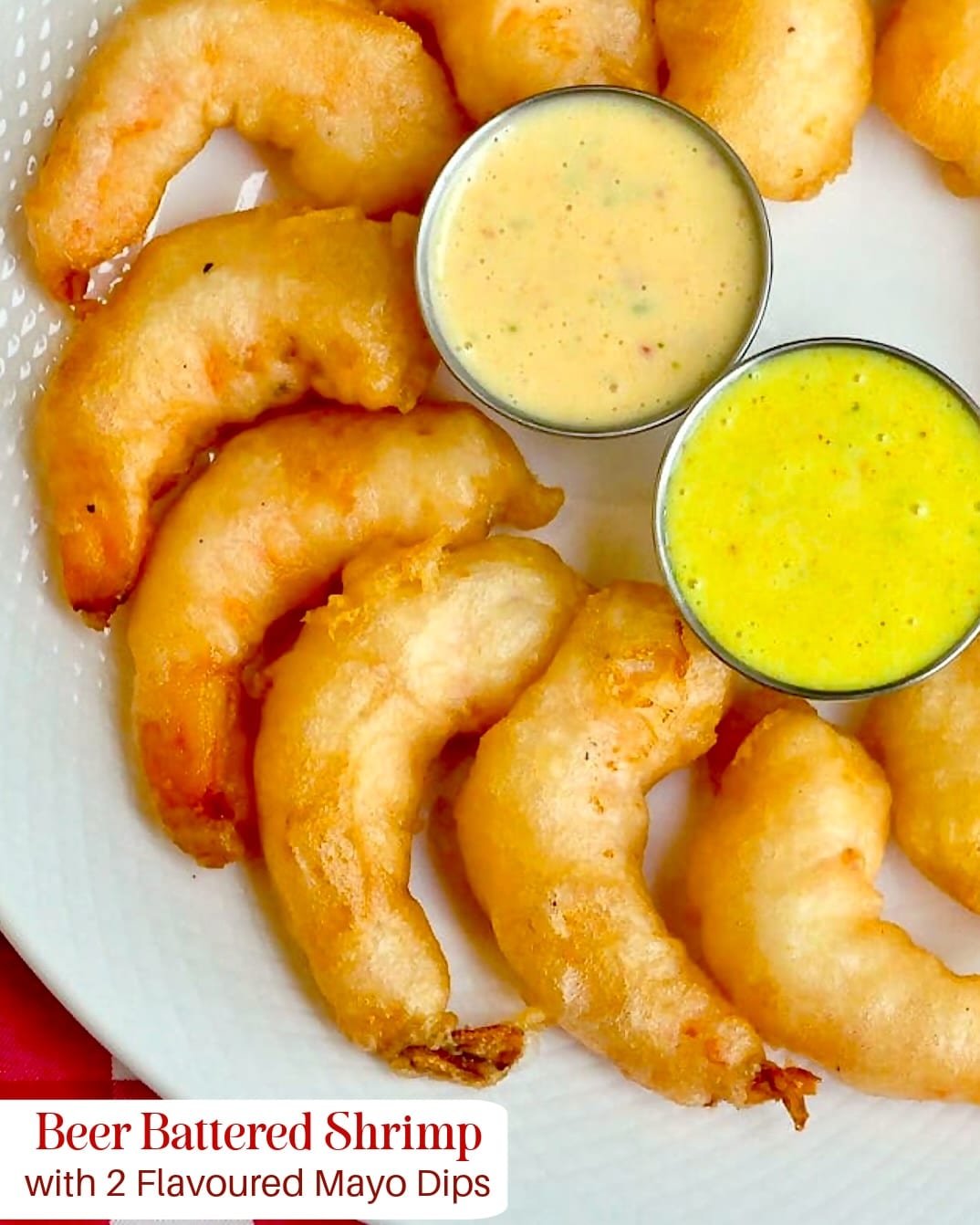 Photo de crevettes battues à la bière d'un plateau de crevettes organisé en cercle sur un plateau blanc avec le texte du titre ajouté pour les publications sur Pinterest et les réseaux sociaux.