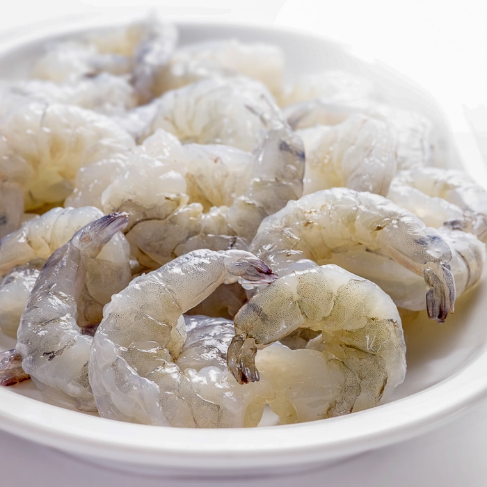 Crevettes crues dans un bol blanc