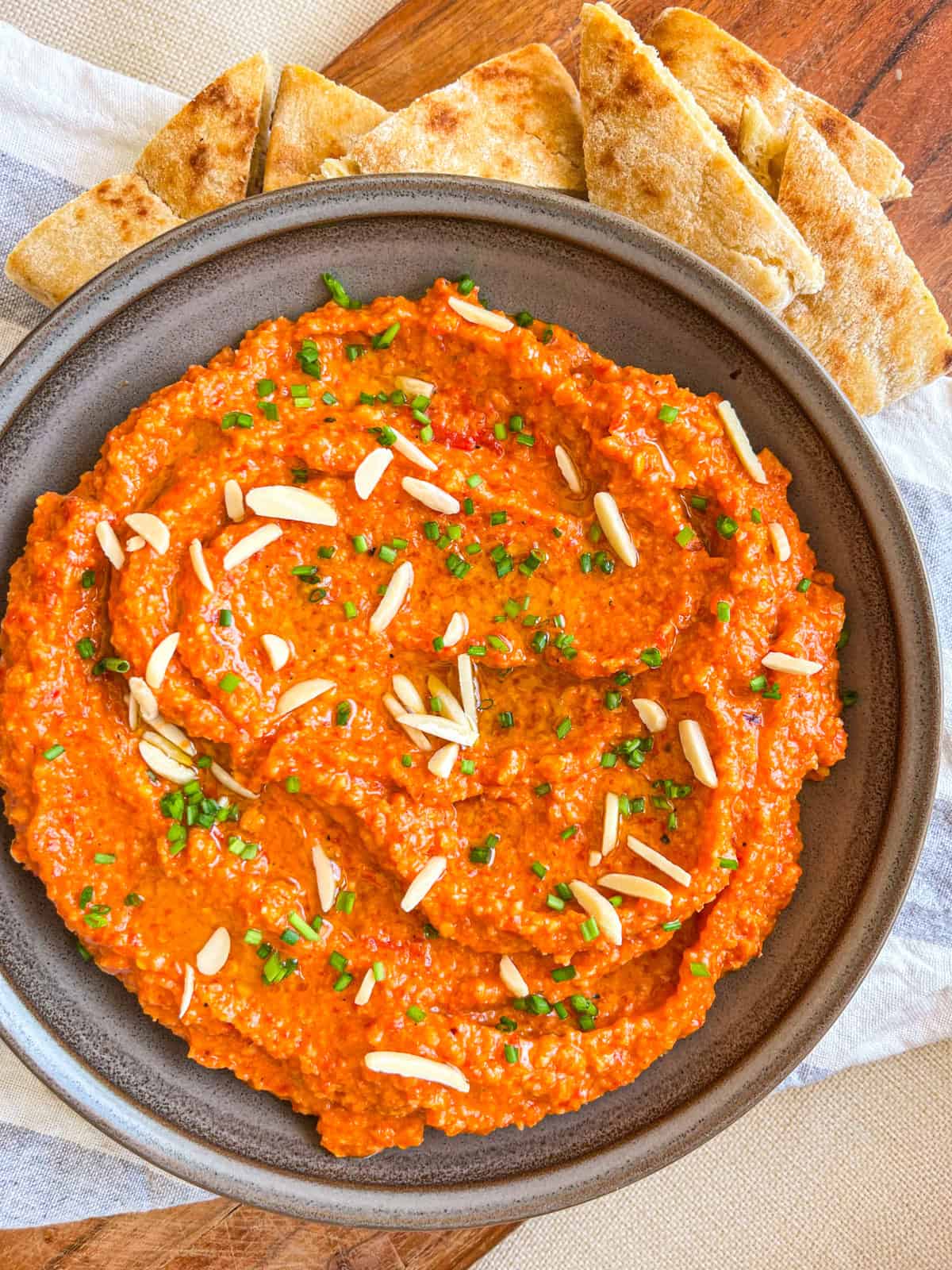 Sauce romesco fumée servie dans un bol