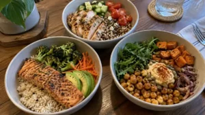 Trois bols-repas faciles au saumon, poulet et pois chiches