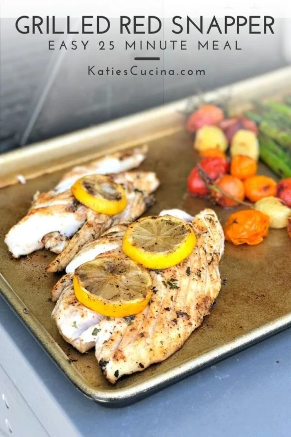 Plaque à pâtisserie dorée avec poisson et légumes cuits avec texte sur l'image pour Pinterest.