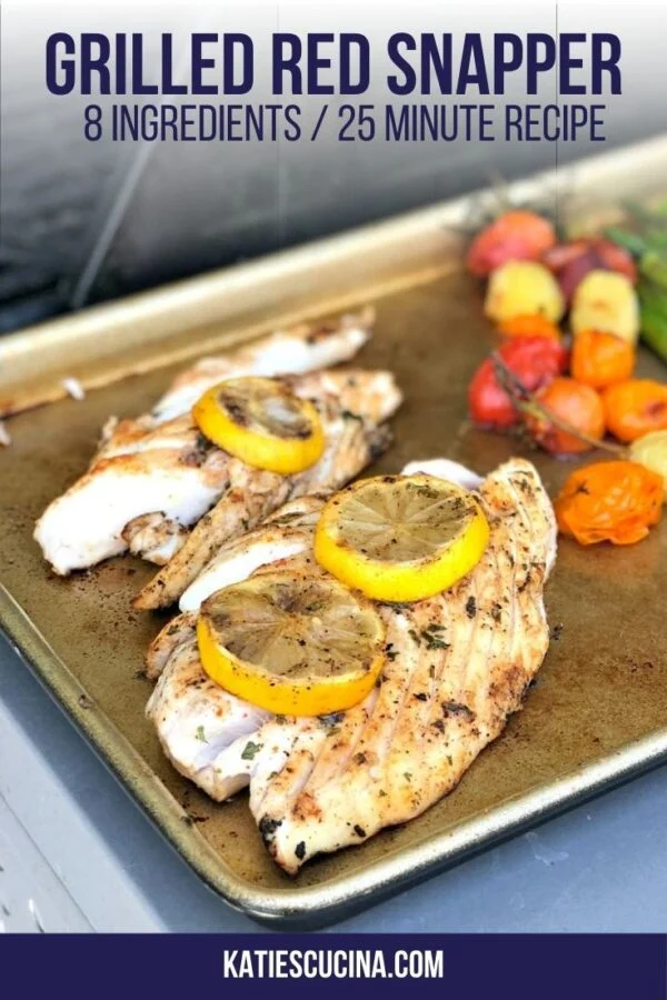 Plaque à pâtisserie avec du poisson et des légumes cuits avec texte sur l'image pour Pinterest.