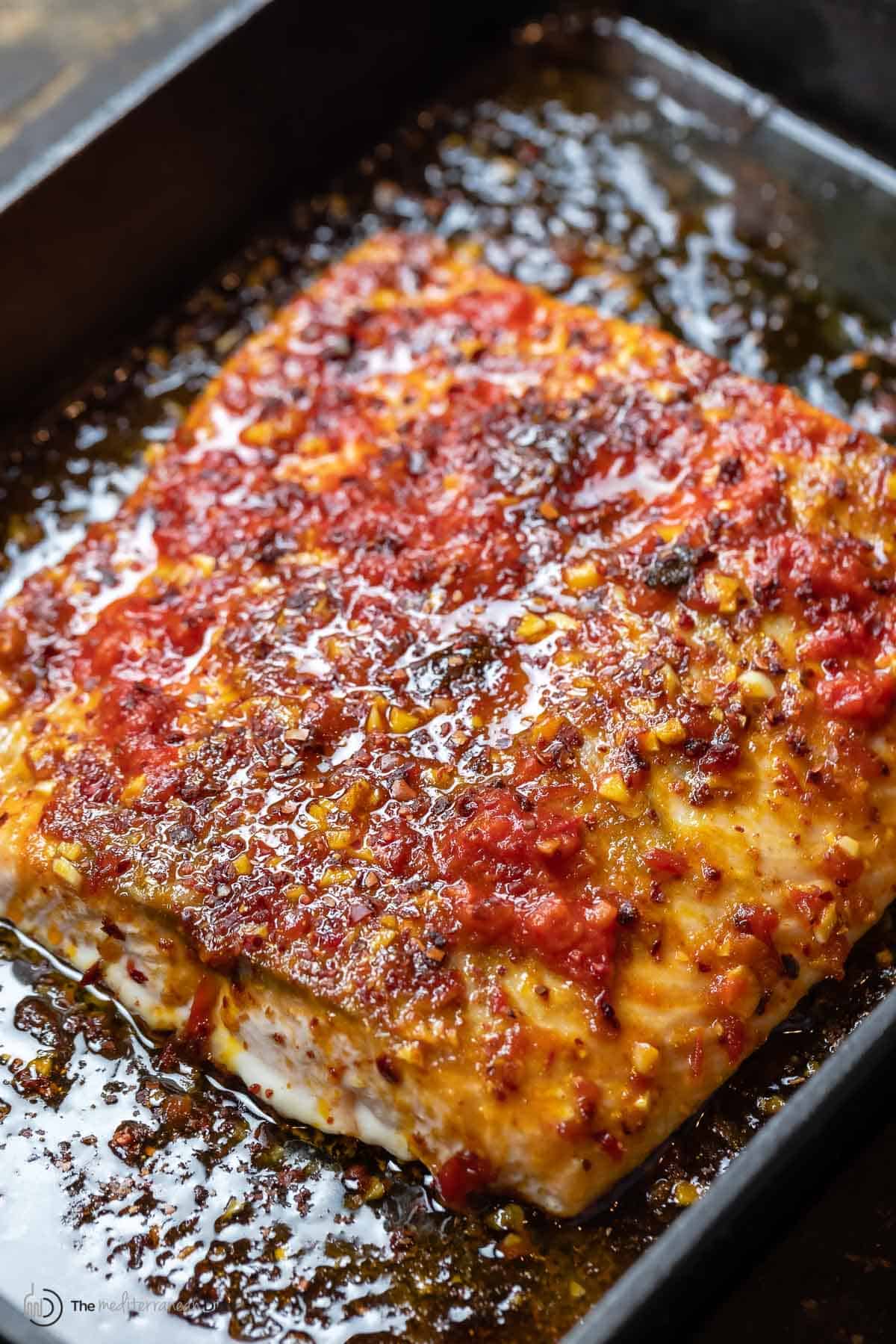 saumon épicé avec sauce harissa dans un plat allant au four
