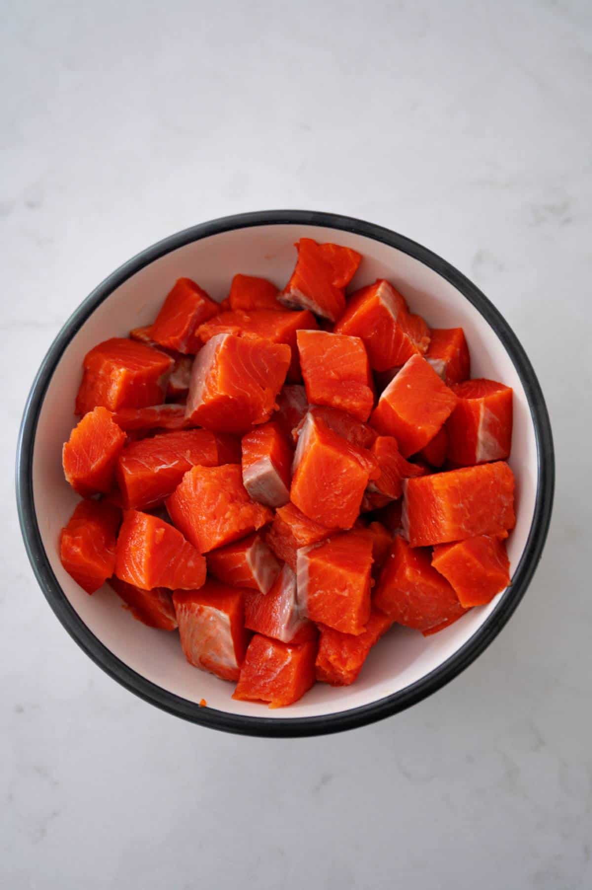bol de bouchées de saumon