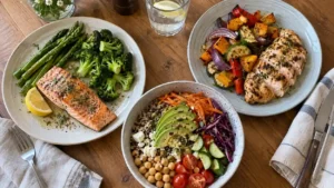 Trois repas équilibrés et rassasiants à base de saumon, poulet et légumes