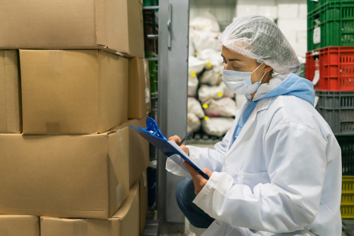 distributeur de fruits de mer frais vérifiant la qualité du produit