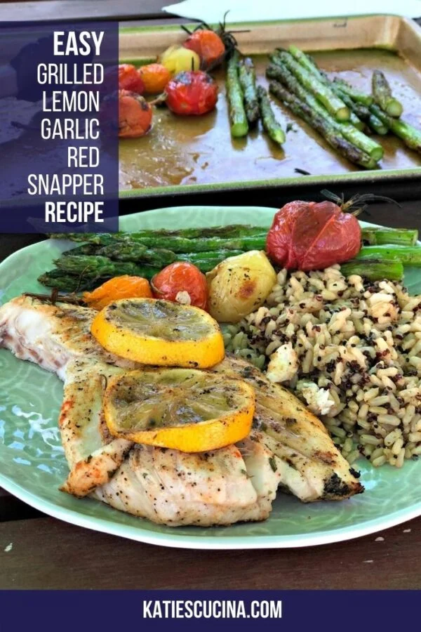 Poisson au citron sur une assiette verte avec du riz et des légumes.