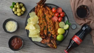 Collier de sériole au salmoriglio et caramel de tomates