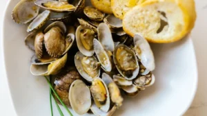 Palourdes cuites à la vapeur au vin blanc