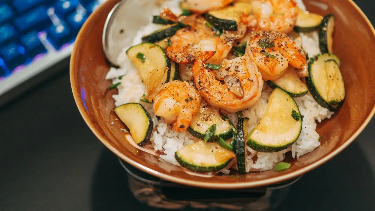 Crevettes sautées à l'orange, au miel et au brocoli