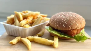 La cheffe Naledi défend les produits de la mer durables, et partage son burger de poisson