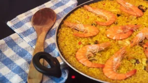 Paella mixta aux fruits de mer et à la viande