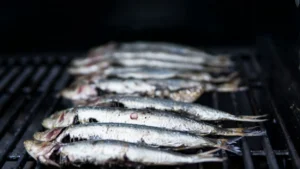 Rouleaux de poisson frits aux sardines et sauce pimentée