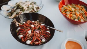 Salade de homard, jeunes pousses et vinaigrette aux agrumes