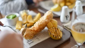 Sandwichs aux bâtonnets de poisson maison, une recette à cuisiner avec les enfants