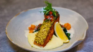 Saumon au four sur plaque avec gnocchis et pesto