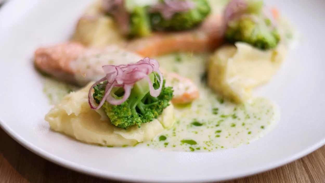 Saumon et brocoli sur plaque, beurre à l'ail et au citron