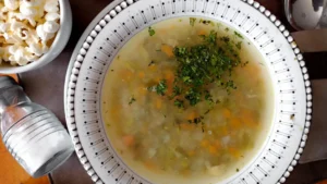 Soupe de maïs et d'épinards aux boulettes de crevettes et de crabe