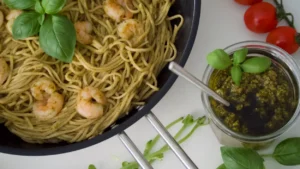 Spaghetti crémeux aux crevettes et au pesto (prêts en 20 minutes)