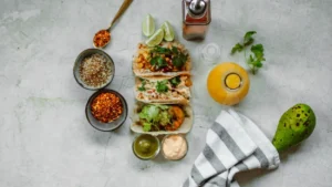 Tacos de mahi-mahi noirci et salsa à la mangue