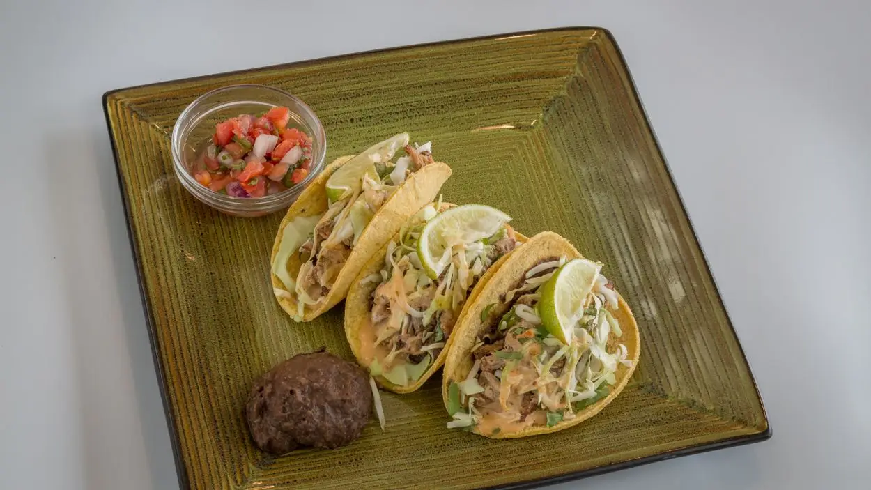 Tacos de mahi-mahi poêlé et salsa à la mangue