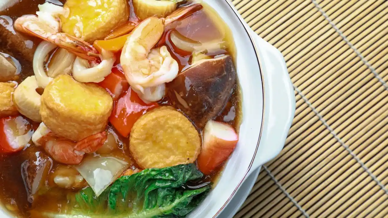 Tofu aux fruits de mer en pot d'argile (claypot)